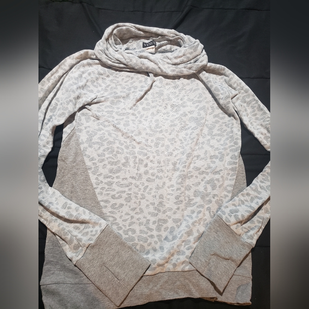 Venus sweatshirt women's large
